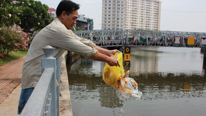 [-]Dân[-]Sài[-]Gòn[-]ném[-]cả[-]bàn[-]thờ[-]để[-]tiễn[-]ông[-]Táo[-]về[-]trời